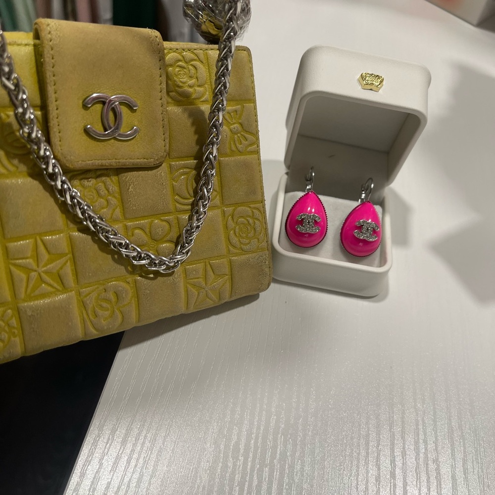 Chanel walle in Vibrant Yellow with Silver Chain and silver logo - Picture 8 of 13